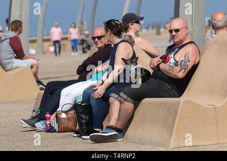 Blackpool, Lancashire. 19 avril, 2019. Météo britannique. Summer sizzler prévision que de temps chaud attendue sur la côte de Fylde. Pour commencer la journée ensoleillée avec des températures devrait atteindre 20c  + dans le nord-ouest, au début du printemps Vacances de Pâques. La chaleur peut s'attendre ce week-end, avec l'Angleterre et Pays de Galles voir le meilleur de l'ensoleillement. Met Office les météorologues disent l'incroyable chaleur Avril sera favorisée par un soleil radieux. /AlamyLiveNews MediaWorldImages Crédit : Banque D'Images