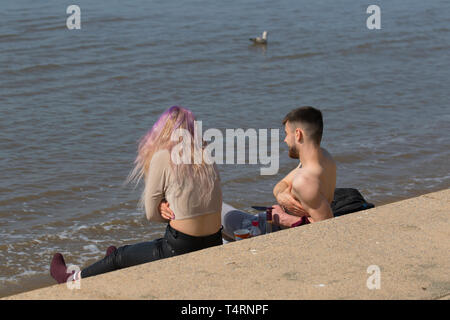 Blackpool, Lancashire. 19 avril, 2019. Météo britannique. Summer sizzler prévision que de temps chaud attendue sur la côte de Fylde. Pour commencer la journée ensoleillée avec des températures devrait atteindre 20c  + dans le nord-ouest, au début du printemps Vacances de Pâques. La chaleur peut s'attendre ce week-end, avec l'Angleterre et Pays de Galles voir le meilleur de l'ensoleillement. Met Office les météorologues disent l'incroyable chaleur Avril sera favorisée par un soleil radieux. /AlamyLiveNews MediaWorldImages Crédit : Banque D'Images