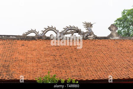 Dragon en pierre commune sur le dessus de toit du temple au Vietnam Banque D'Images