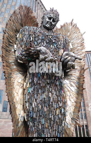 Statue faite hors de danger et les couteaux pour montrer la tristesse .à l'extérieur de la cathédrale de Coventry Mars 2019