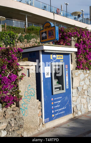 Construit dans une ATM autonome mur de pierre sur la promenade de la plage, à Benalmadena, Costa del Sol, Espagne Banque D'Images