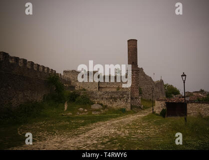 Vue extérieure à ruiné Xhamia e Kuqe aka mosquée Rouge à Berat forteresse en Berat, Albanie Banque D'Images