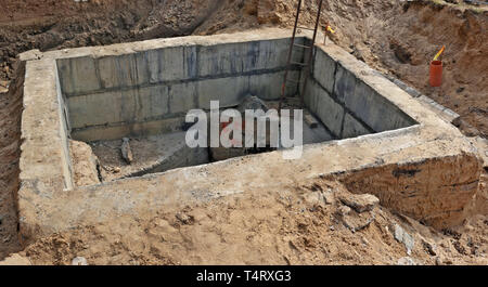 Bunker en béton pour les robinets et tuyaux construit dans une carrière de sable Banque D'Images