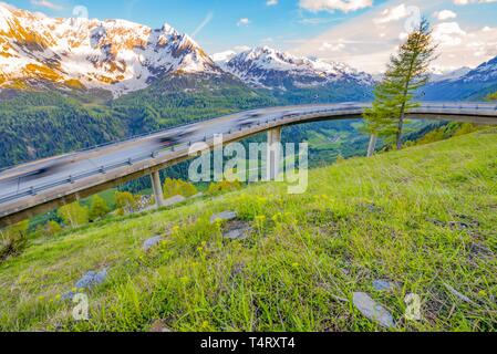 Route de montagne jusqu'à la circulation et la montagne en Suisse. Banque D'Images