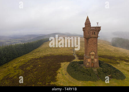 Monument d'Airlie à travers le brouillard. Monument commémoratif d'Airlie sur Tulloch Hill entre Glen Prosen et Glen Clova, près de Kirriemuir, Angus, Scotland. Banque D'Images