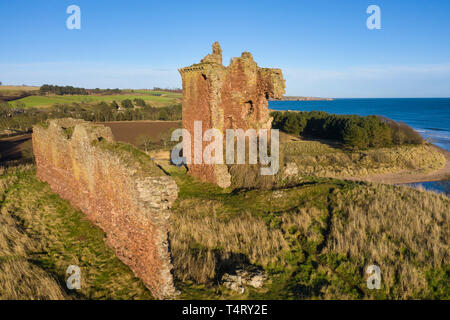 Vue aérienne sur Red Castle à Lunan Bay (marée haute), Angus, Écosse. Banque D'Images