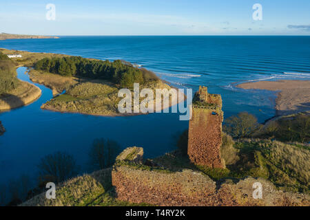 Vue aérienne sur Red Castle à Lunan Bay (marée haute), Angus, Écosse. Banque D'Images