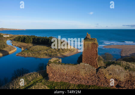 Vue aérienne sur Red Castle à Lunan Bay (marée haute), Angus, Écosse. Banque D'Images