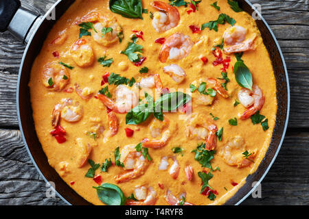 , Crémeux et réconfortant en crevettes sauce coco avec légumes mélangés, camarao pas de leite de coco, recette brésilienne, vue de dessus, télévision lay, proche- Banque D'Images