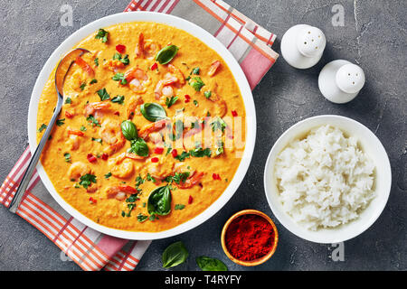 Crevettes en sauce Coco mélangé avec vegetablesoin un plat servi avec du riz dans un bol sur une table en béton, camarao pas de leite de coco, recette brésilienne Banque D'Images