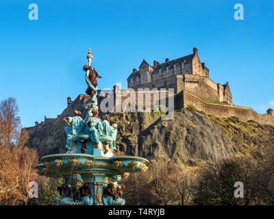 La fontaine de Ross et le château d'Édimbourg à partir de West Princes Street Gardens Edinburgh Scotland Banque D'Images