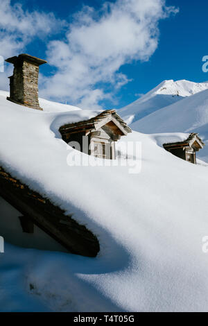 Les maisons couvertes de neige dans un petit village de Juf en Suisse Banque D'Images