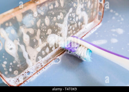 Comment nettoyer un étui en silicone. Utilisez du savon, une brosse à dents. Photo lumineuse Banque D'Images