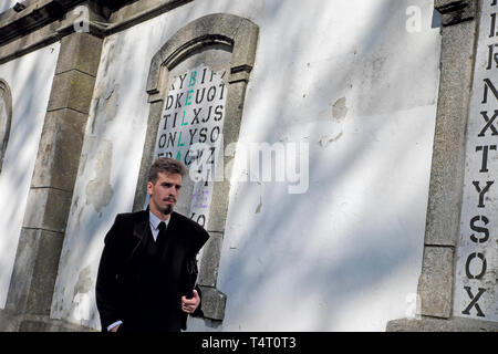 Élève de cape noire autour de la Praça de Mouzinho de Albuquerque, à proximité de Rotunda da Boavista en centre-ville de Porto Portugal Europe UE KATHY DEWITT Banque D'Images