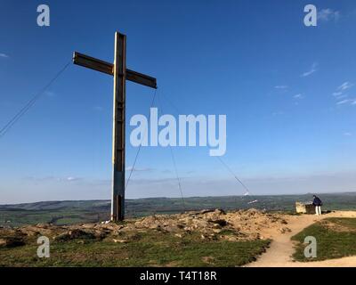 Otley, Wharfedale, UK : 18 avril 2019. Une famille Walker se tient près de la Croix de Pâques érigée sur Otley Chevin à Wharfedale, Yorkshire au début de l'appartement de commémorations. Crédit David Hickes/Alamy. Banque D'Images