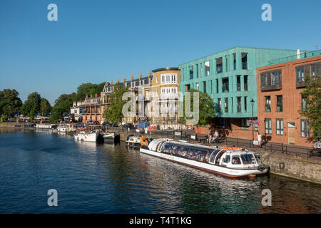 Vue générale de se vanter d'amarré sur la Tamise à Windsor, Berkshire, Royaume-Uni. Banque D'Images