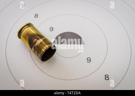 ACP 45 bullet avec une cible de tir à l'arrière-plan Banque D'Images