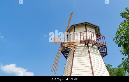 Moulin à vent en bois sur ciel bleu Banque D'Images