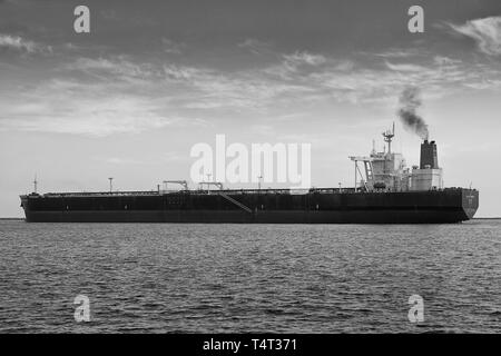 Photo en noir et blanc du superpétrolier géant, Plata Pioneer, se préparant à partir à long Beach Harbor, en Californie. ÉTATS-UNIS. Banque D'Images