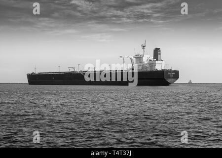 Photo en noir et blanc du superpétrolier géant, Plata Pioneer, à l'ancre dans le port de long Beach, en Californie. ÉTATS-UNIS. Banque D'Images