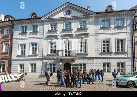 Varsovie, Pologne. Avril, 2018. quelques visiteurs en attente avant de la maria Skłodowska-Curie Museum Banque D'Images