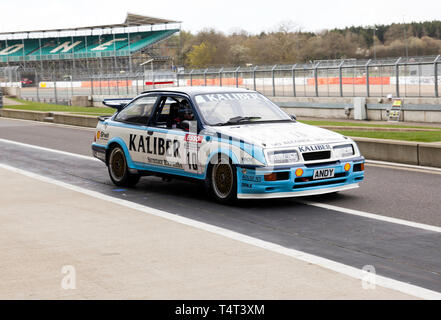 Un 1989 Ford Sierra Cosworth RS500, entraînée par Andy Rouse et Guy Edwards, dans la voie des stands à la Silverstone Classic 2019 Journée des médias. Banque D'Images