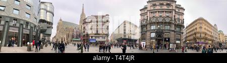 La cathédrale Saint-Étienne et la façade sur la rue autour de lui. La Cathédrale est l'église mère de l'Archidiocèse catholique Banque D'Images