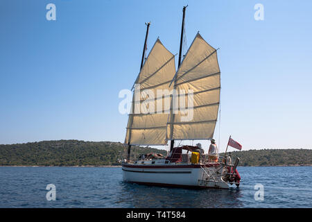 'Emploi', une liberté 30 ketch gréé en jonque, navigation dans le plus Murtersko (BRAC), la mer Adriatique, Šibenik-Knin, en Croatie. Parution du modèle Banque D'Images