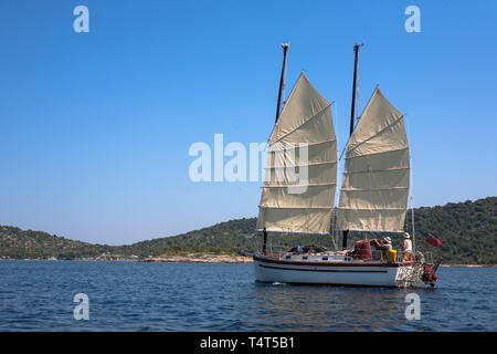 'Emploi', une liberté 30 ketch gréé en jonque, navigation dans le plus Murtersko (BRAC), la mer Adriatique, Šibenik-Knin, en Croatie. Parution du modèle Banque D'Images