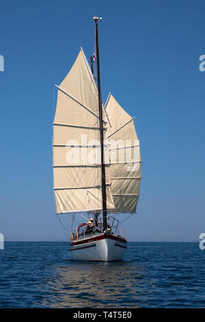 'Emploi', une liberté 30 ketch gréé en jonque, au portant dans la mer plus Murtersko (BRAC), Adriatique, Šibenik-Knin, en Croatie. Parution du modèle Banque D'Images