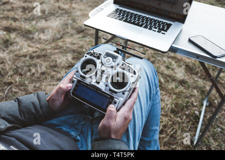 Drone fpv pilote. Banque D'Images