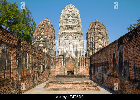 Sur les ruines de l'ancien temple Khmer de Wat Sri Sawai. Le parc historique de Sukhothai, Thaïlande Banque D'Images