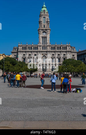 Hôtel de ville de Porto sur l'Avenida dos Aliados, Portugal, avec des touristes rassemblés sur la place par une journée ensoleillée sous un ciel bleu clair Banque D'Images