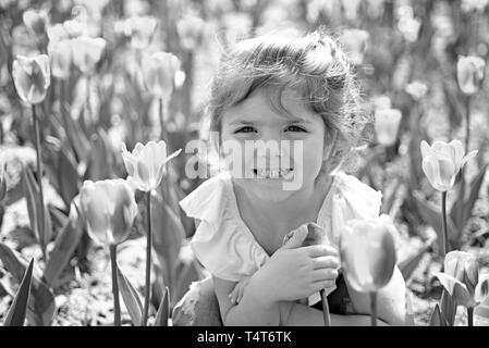 La positivité Express. Petit enfant. La beauté naturelle. Journée des enfants. Fille de l'été. Enfance heureuse. Printemps tulipes. prévisions météo. visage et soins. Banque D'Images