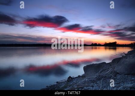 Le coucher du soleil, en Lechstaustufe Mering, Bavaria, Germany, Europe Banque D'Images