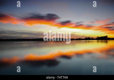 Le coucher du soleil, en Lechstaustufe Mering, Bavaria, Germany, Europe Banque D'Images