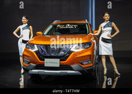 Nonthaburi, Thaïlande - 3 Avril, 2019 : présentateurs posent avec Nissan X-TRAIL dans Motor Show 2019 Banque D'Images