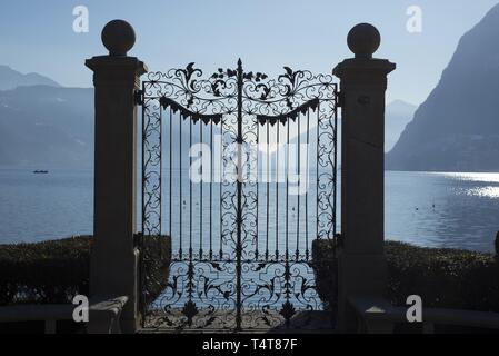 Gate sur le bord du lac sur la montagne en Suisse Banque D'Images