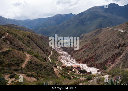 Vue panoramique sur les piscines de la Salinas de Maras, péruvienne traditionnel et célèbre mine de sel, près de Cusco Banque D'Images