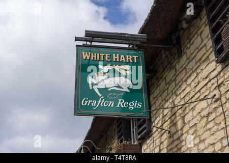 Enseigne de pub pour le White Hart, un traditionnel pub familial dans le village de Grafton Regis, Northamptonshire, Angleterre Banque D'Images