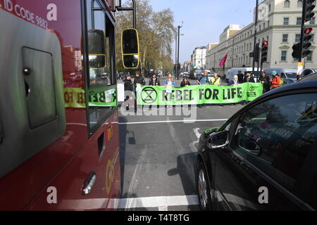 Rébellion Extinction bloc manifestants Vauxhall Bridge à Londres, que plus de 200 personnes ont été arrêtées alors que la police s'occuper des manifestations du changement climatique. Banque D'Images