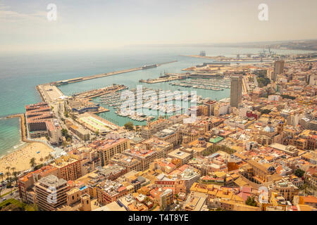 Vue de haut sur la mer, la ville et le port du château de Santa Barbara à alicante Espagne Banque D'Images