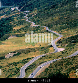 Route sinueuse dans les Pyrénées. La France. L'Europe. Banque D'Images