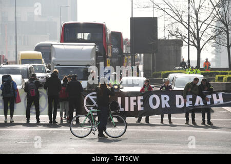 Rébellion Extinction bloc manifestants Vauxhall Bridge à Londres, que plus de 200 personnes ont été arrêtées alors que la police s'occuper des manifestations du changement climatique. Banque D'Images