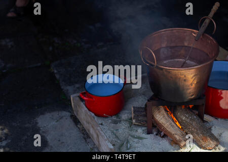 Un pot d'eau bouillante sur le feu Banque D'Images