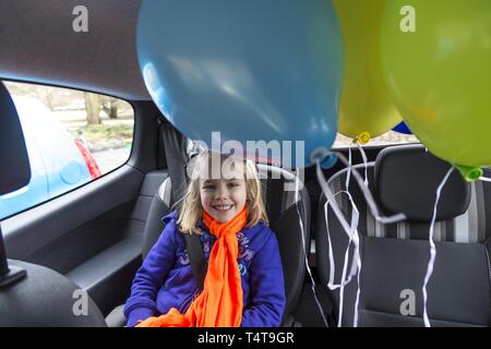 Girl (6) assis avec des ballons dans la voiture, Kiel, Allemagne, Europe Banque D'Images