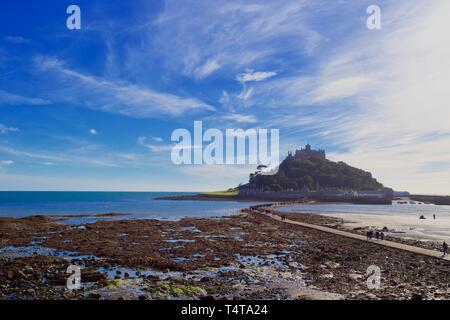 Causeway à marée basse, menant à St Michael's Mount, Marazion, Cornwall, Angleterre. Banque D'Images