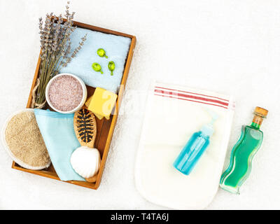Plantes médicinales naturelles cosmétiques spa avec un extrait de lavande - savon, sel, serviette, brosse de massage, gant de Banque D'Images