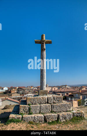 Cruz de San Pelayo est situé sur une colline près de Roa de Duero, village de Burgos, Espagne Banque D'Images