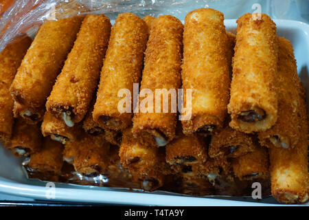 Deep Fried bacon et fromage roll bread crumb croustillant de riz dans de l'huile de cerveau avec sauce piments délicieux petit déjeuner sain Banque D'Images